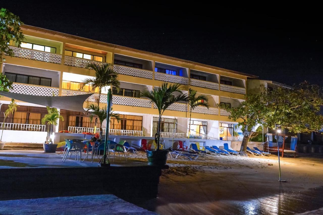אוצ'ו ריוס Sand And Tan Beach Hotel מראה חיצוני תמונה